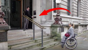 Una mujer en silla de ruedas no fue capaz de subir por una escalera. ¡Mirad lo q